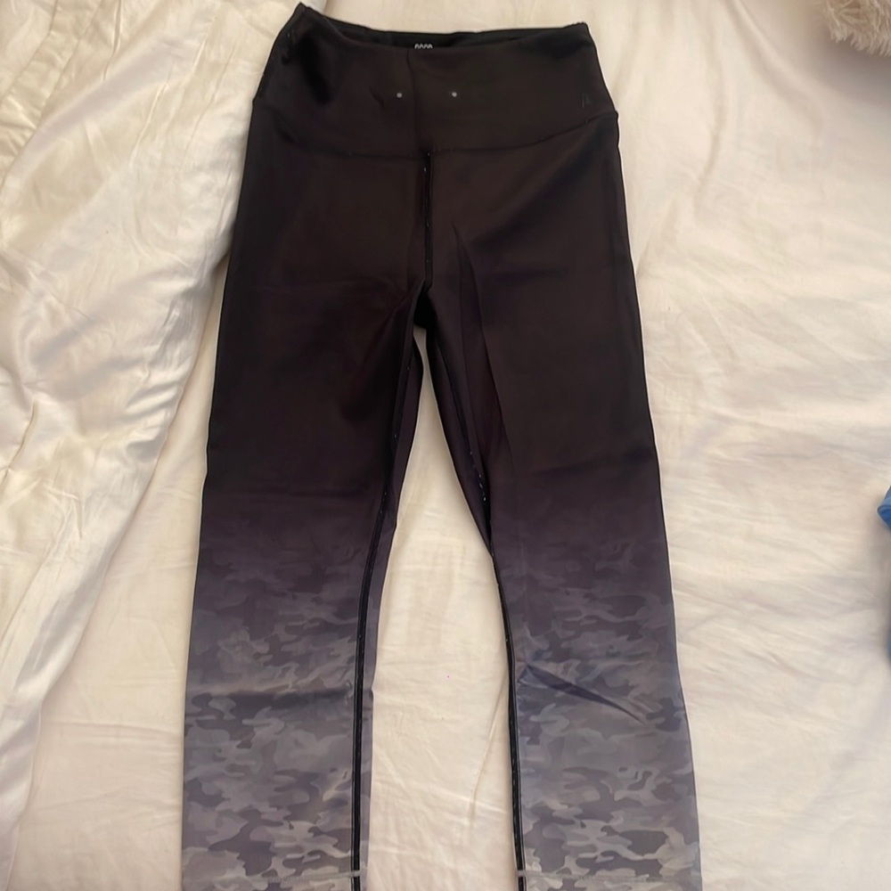 Gently used good American workout leggings, missing elastic to tie around waist
